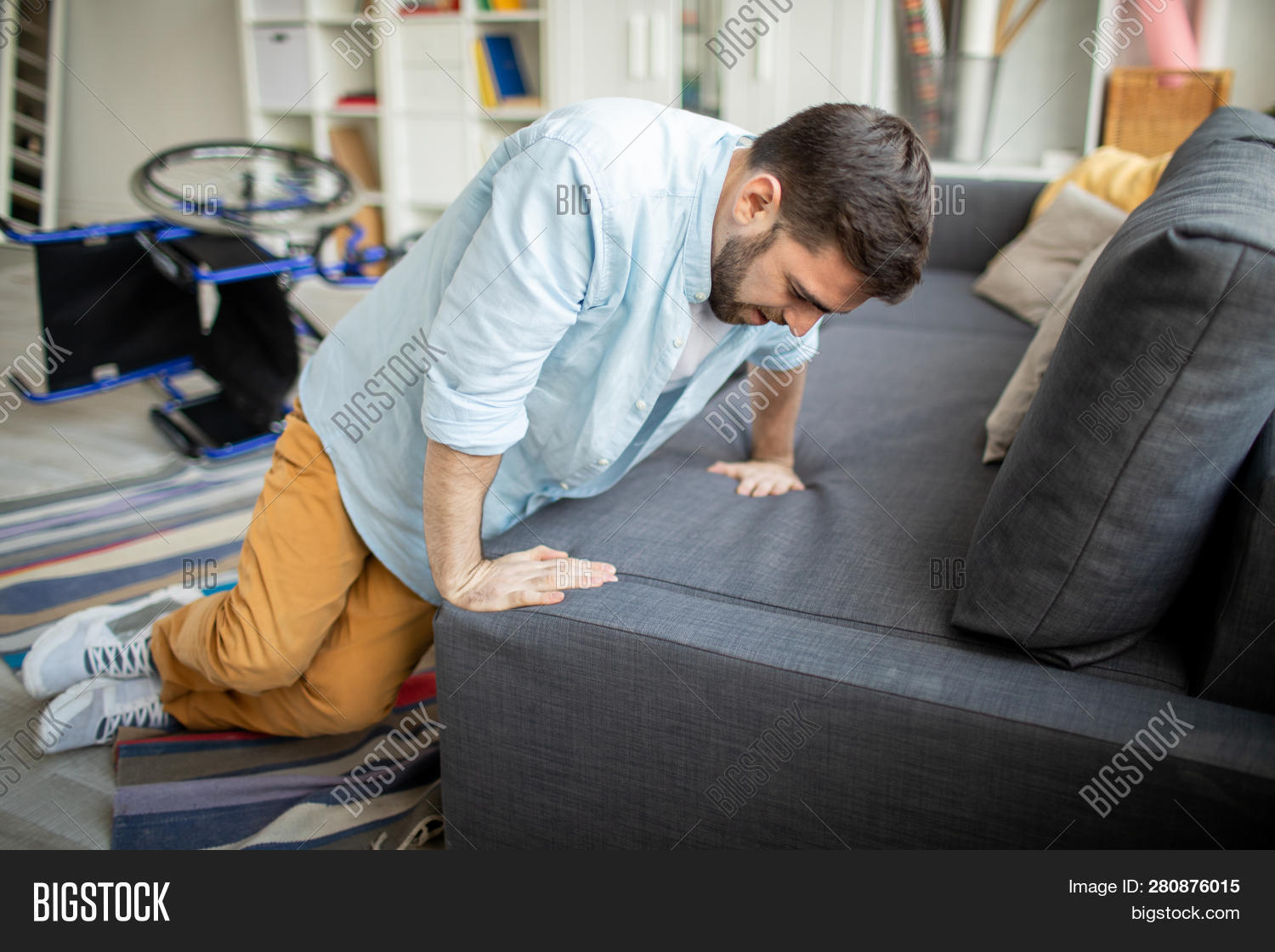 Тяжелая жизнь. Упал поднялся. Девушка на коленях ползает. Мужик собирает диван с. Девушка ползет по полу.