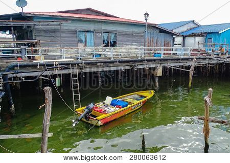 Labuan,malaysia-jan 15,2019:view Of Water Village Known With Fishing Boat In Patau Patau,labuan Pear