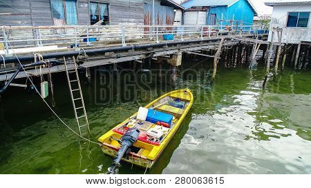 Labuan,malaysia-jan 15,2019:view Of Water Village Known With Fishing Boat In Patau Patau,labuan Pear