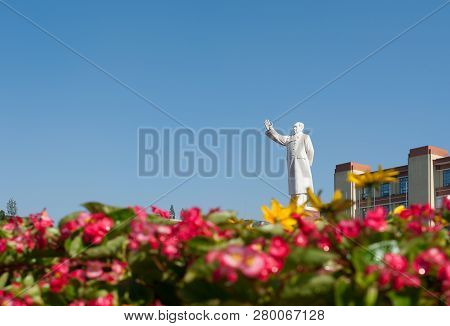 Chengdu, Sichuan Province, China - August 5, 2015: Mao Zedong Statue In Tianfu Square On A Sunny Day