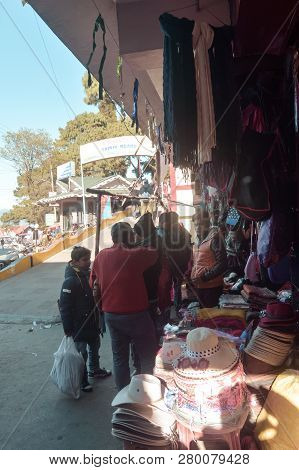 Batasia Loop, Darjeeling, 2 Jan 2019: Shopkeepers With Makeshift Stalls. Located In Loop-line Betwee