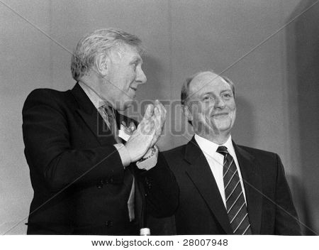 BRIGHTON, Inglaterra-octubre 5: Neil Kinnock (R), partido laborista líder con Roy Hattersley, diputado Leade
