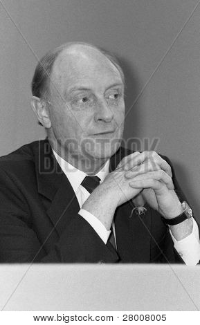 Londres-enero 29: Neil Kinnock, líder del partido laborista y M.P. de trabajo para Islwyn, a una prensa c