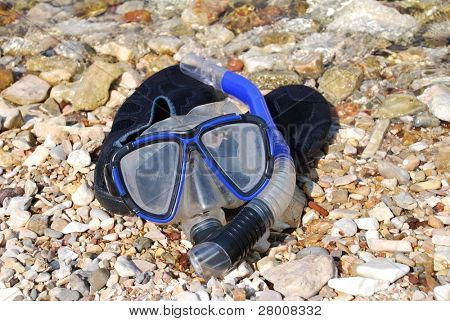 Un tuba et un masque portant sur la plage de galets à Spilia Bay sur l'île grecque de Meganissi.