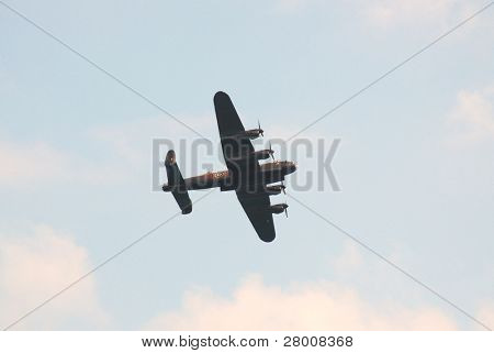 EASTBOURNE, Anglie-srpen 16: A druhé světové války, Avro Lancaster bombardér dává displej na Au