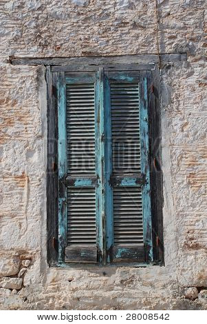 Ahşap pencere Panjur Emborio Halki Yunan Adası üzerinde bina eski bir taş.