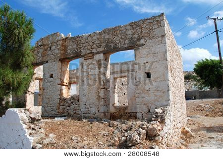 Emborio Halki Yunan Adası üzerinde bina sahipsiz eski taş.