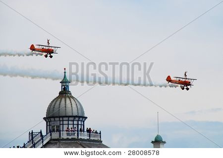 EASTBOURNE, ENGLAND - AUGUST 14: The Breitling wing walking aerobatic display team udføre over den 