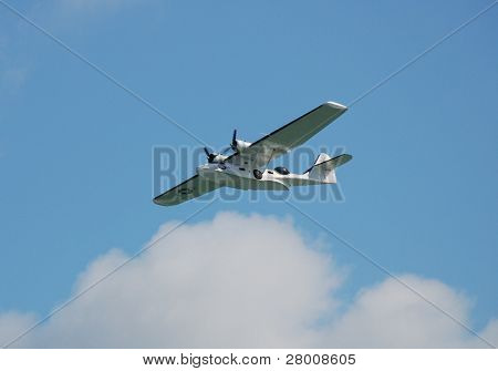EASTBOURNE, ENGLAND - AUGUST 14: A Catalina vandflyver udfører på Airbourne airshow på August 14,