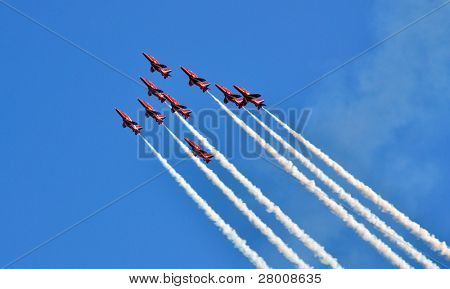 EASTBOURNE, ENGLAND - AUGUST 14: Royal Air Force aerobatic display hold den røde pile udføre på th