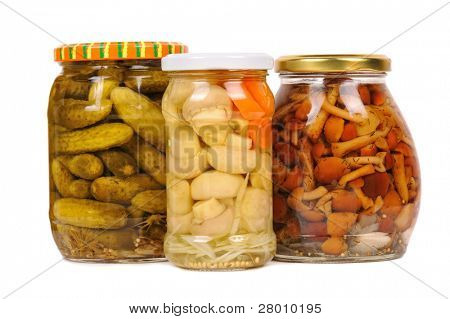 un ensemble de légumes en conserve. concombres, les champignons et les carottes. isolé