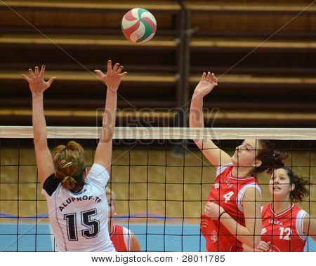 KAPOSVAR, 헝가리-11 월 25 일: 페트라 Horvath (레드 4) 헝가리 선수권 volle에서 행동