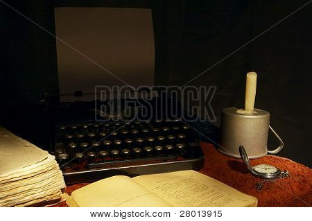 oud boek en schrijfmachine