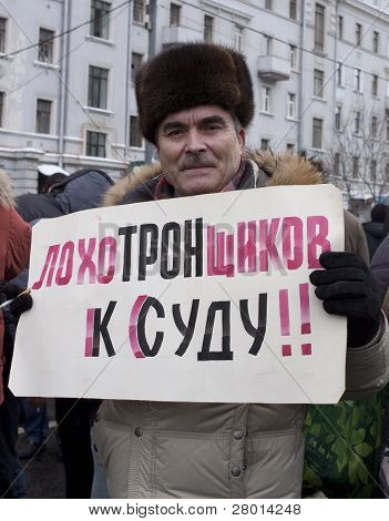Rusko, Moskva - 24. prosince: Muž s výzvou plakát k soudu pro ruské volby výboru