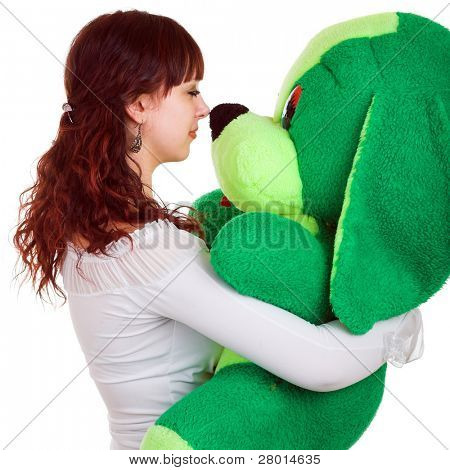 büyük yeşil oyuncak beyaz izole olan genç kadın