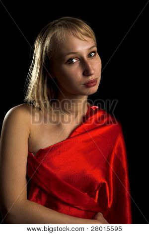 Красивая блондинка, завернутый в красный шелк