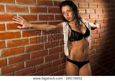 Unge sexet kvinde mod mur