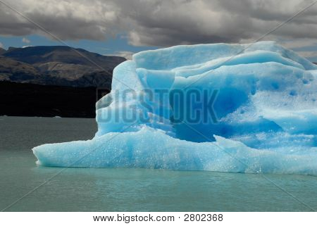 ภูเขาน้ำแข็งใน Lake Argentino ใกล้ Upsala กลาเซียร์