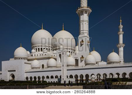 Abu Dhabi, Uae, Mar 22, 2018: Internal Courtyard Of The Sheik Zayed Mosque
