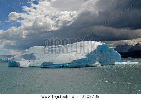 ภูเขาน้ำแข็งใน Lake Argentino ใกล้ Upsala กลาเซียร์