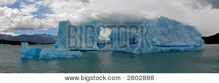 ภูเขาน้ำแข็งใน Lake Argentino ใกล้ Upsala กลาเซียร์