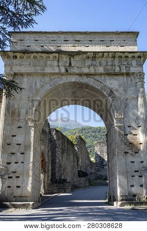 Susa, Turin, Piedmont, Italy: Arch Of August (arco Di Augusto), Roman Monument