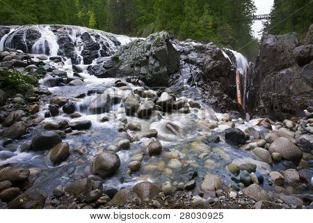 Cascata pitoresca cai Ilha Vancouver - Inglês River Falls