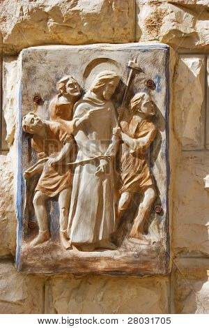  Um relevo com a imagem de Jesus Cristo na parede da Igreja de todas as pessoas em Jerusalém