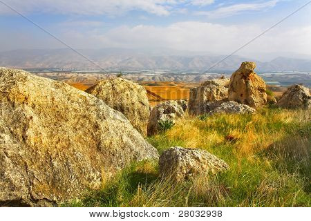  große Steine im Gras im jordanischen Tal