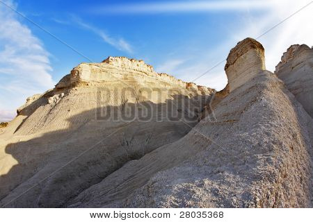 Hügel der wunderlichen Formen aus Sandstein auf einen Sonnenuntergang