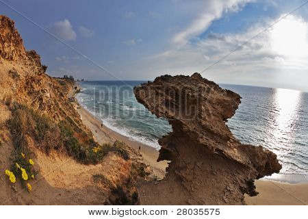 wunderlichen Felsen auf Küste von Mittelmeer Meer von der Sonne beleuchtet