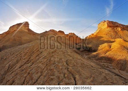 Hügel von wunderlichen Formen aus Sandstein auf einen Sonnenuntergang