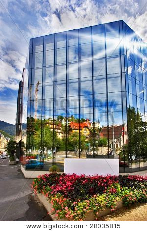 Çiçeklik resort city İsviçre Montreux bir ayna gökdelen yakın