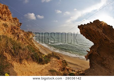 wunderlichen Felsen auf Küste von Mittelmeer Meer von der Sonne beleuchtet