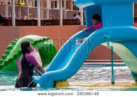 The Resort Suan Phung-on Dec 16th,2018: Photo Mother Who Enjoy Playing Pool At A Water Park Of The R