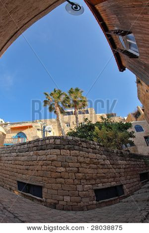 Smal gade i gamle Yaffo. Klart skyfri dag i December