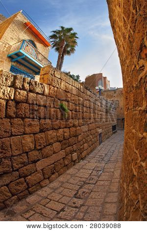 Smal gade i gamle Yaffo. Klart skyfri dag i December