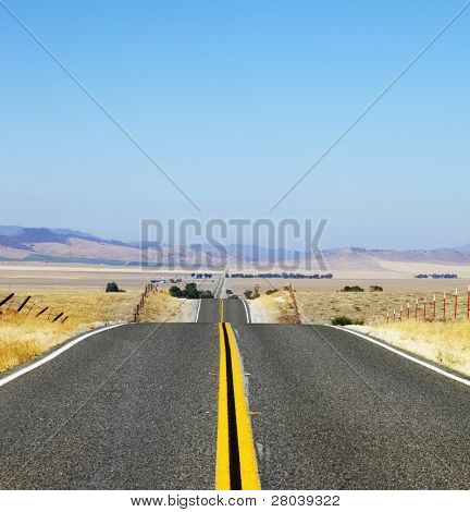Curvas abruptas de carretera en espacios abiertos de las estepas de California