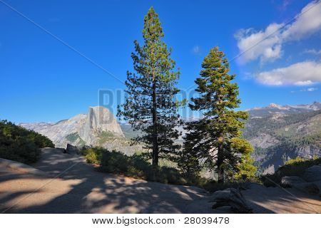 Välkända mountain top halv Doum i Yosemite national park på en solnedgång