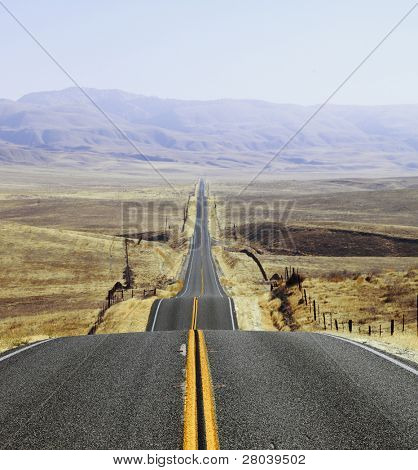Den kaliforniska prairie och bergen i fjärran, höstdag. Magnifika amerikanska road och fen