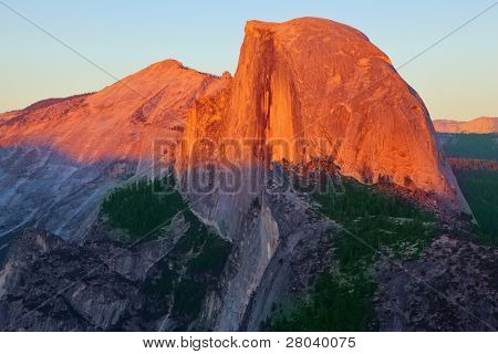 Solnedgång i nationalparken Yosemite. Välkända toppen av berget halv Doum