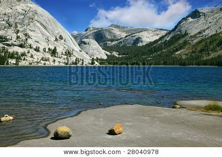Tasainen rannasta viehättävällä matala järvi Tioga Pass Yosemite Park