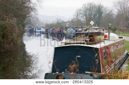 Bath, Great Britain - Dec 25, 2018: Many Narrow Boats In The Kennet And Avon Canal  In The City Bath