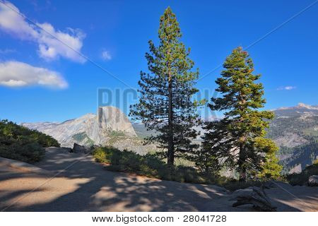 Välkända mountain top halv Doum i Yosemite national park på en solnedgång