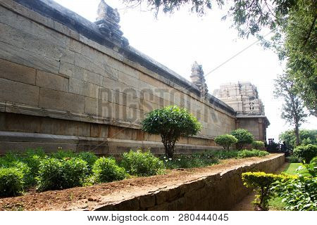 Tall, Stone Compound Of Veerabhadreswara Temple At Lepakshi, Andhra Pradesh, India, Asia