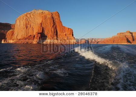 Resa resa med båt på Lake Powell.  Natursköna våg vid aktern på fartyget. Arizona, USA. Sunset