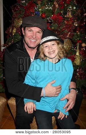 LOS ANGELES - DEC 17: Winsor Harmon og søn på 2011 Tom / Achor årlige julefrokost på Priva
