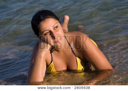 Mulher bonita, postura pela costa