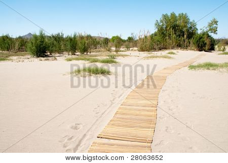 passerella mobile di legno sulla sabbia