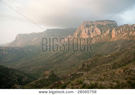 canyon de genévrier dans les monts Chisos sur sentier de Lost